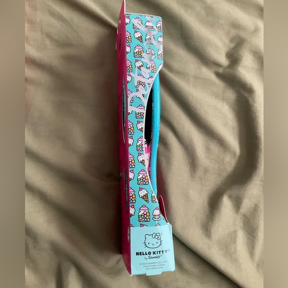 Hello Kitty Wet Brush Detangler and Dermaplane & Scupt Razors - Picture 3 of 6